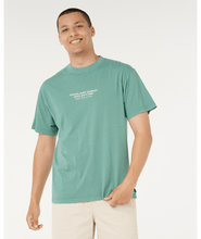 Load image into Gallery viewer, Rip Curl Mod Cali Medallion Men's SST
